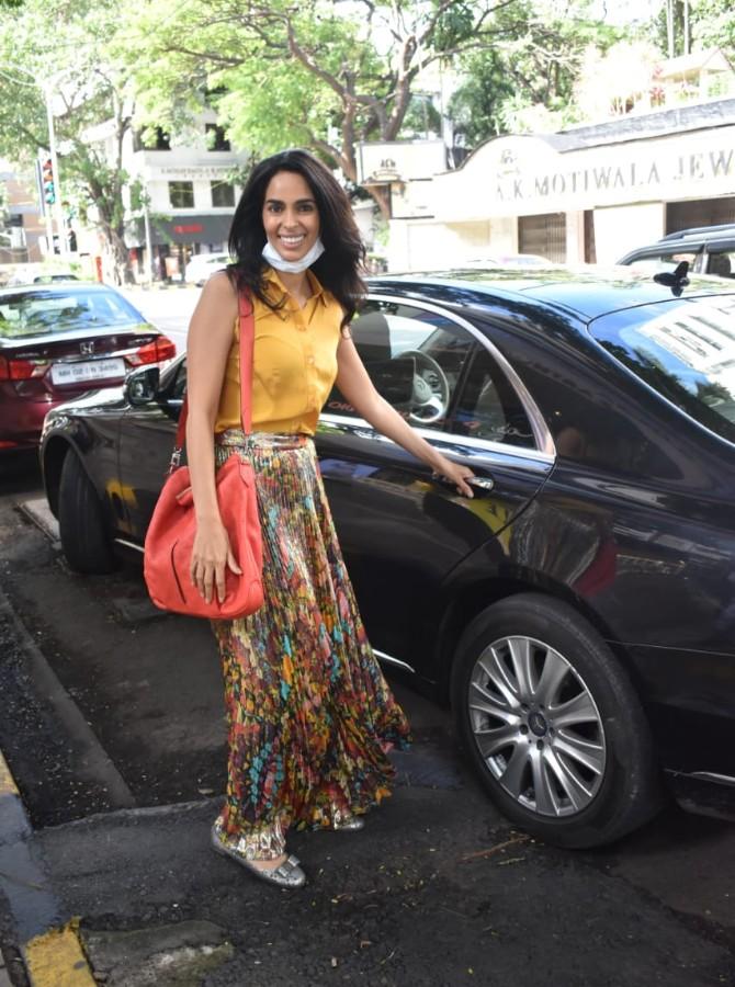 On the work front, Mallika Sherawat was last seen in web series Booo Sabki Phategi, which also starred Tusshar Kapoor, Krushna Abhishek, Shefali Jariwala, Shweta Gulati, among others.
In picture: Mallika Sherawat all smiles as she posed for the photographers.