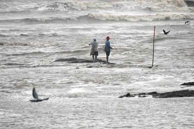 Private weather service Skymet has predicted a rise in rain activity due to the presence of a cyclonic circulation over central parts of Konkan and Goa, that is heading towards northern area along the Maharashtra coast.
In picture: A duo try their hand at fishing near Bandra Bandstand.