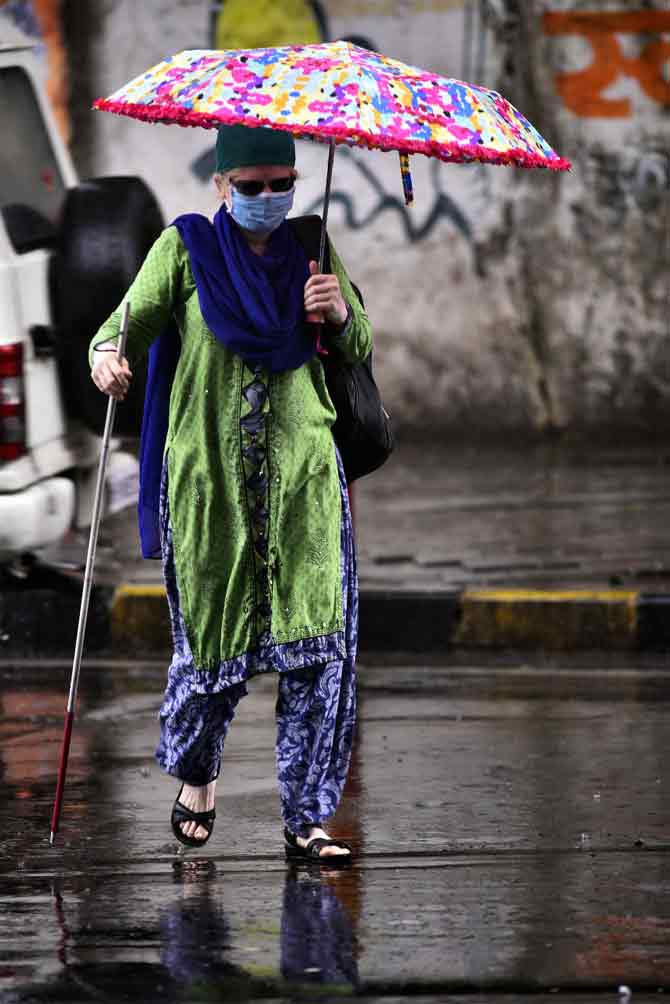 Heavy showers were also witnessed in Thane, Palghar, Raigad, Ratnagiri and Sindhudurg districts.
In picture: A differently-abled woman crosses the road in Sion.