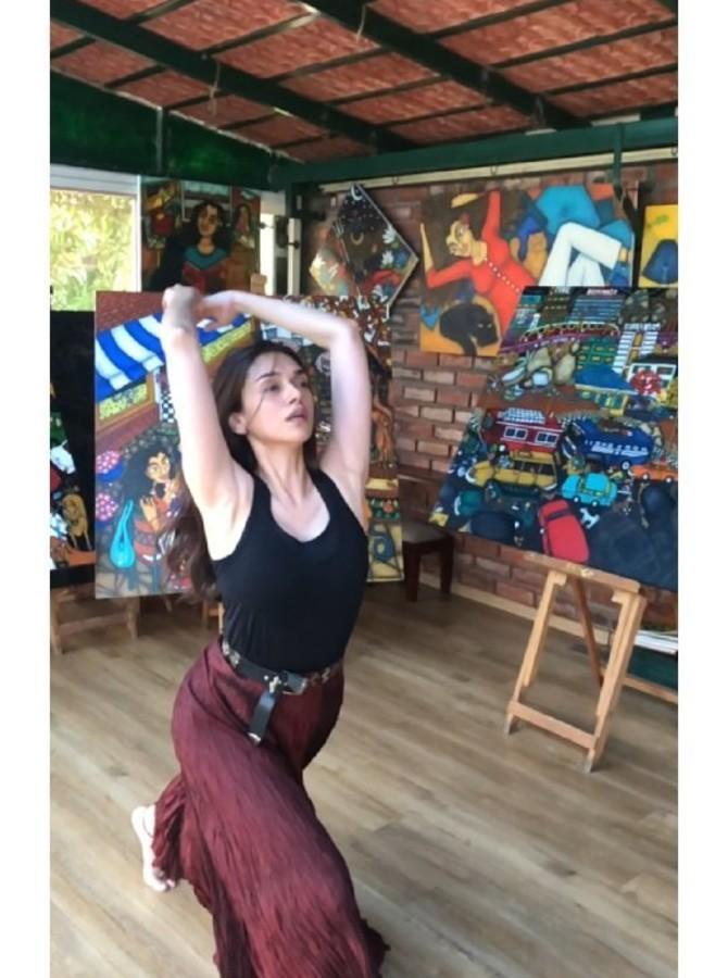 The Padmaavat actress is making the most of her life during the coronavirus lockdown. She has been keeping her Instagram followers motivated with her dancing and spiritual posts. Sharing this stunning dance video of herself, she wrote, 