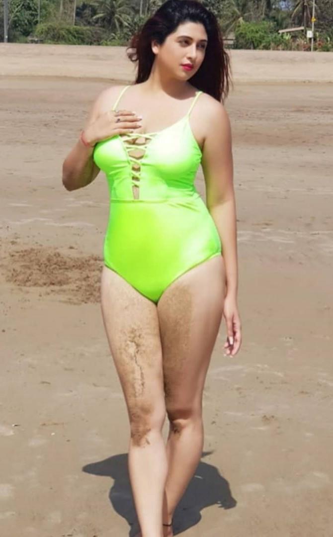 Sharing this picture, the actress said that we all are equal and we all should be proud of our skin. 
