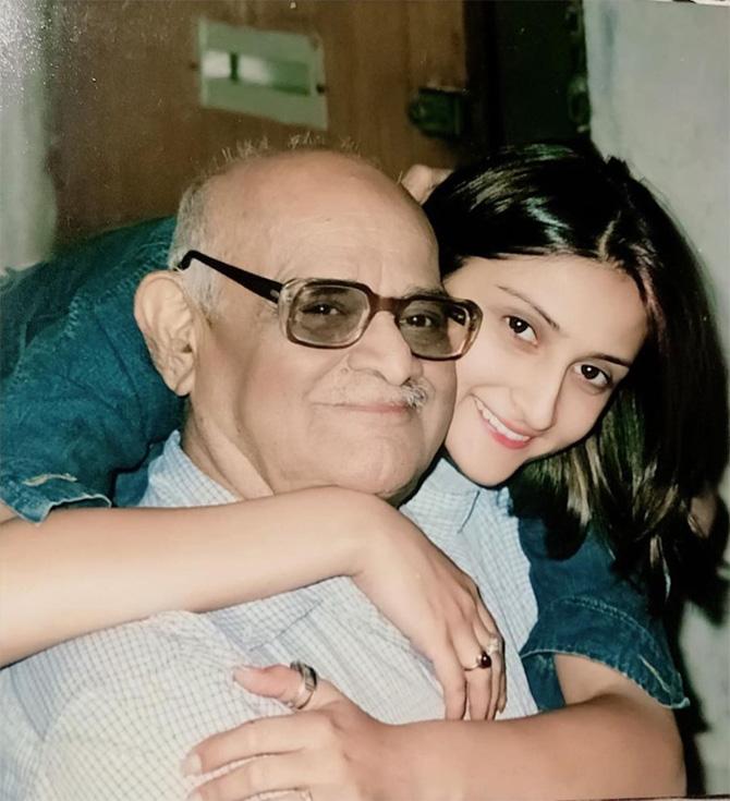 Urvashi Dholakia's father was a pilot. In his remembrance, Urvashi had shared a post on Instagram, a while back. She wrote in her caption, 