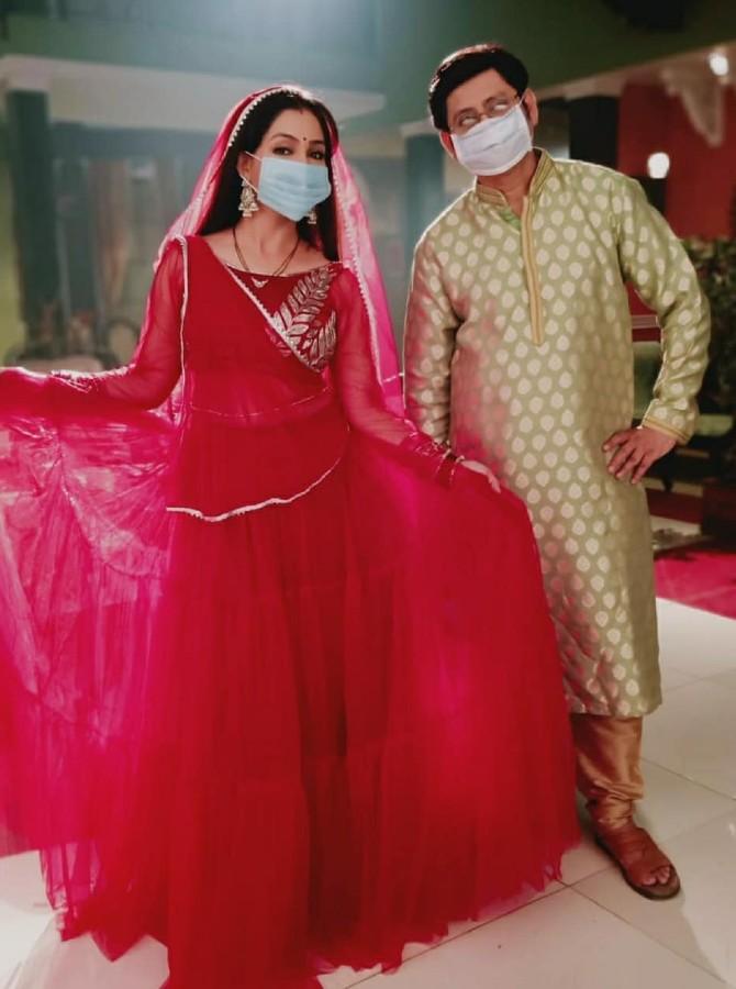 This is the new normal on the sets of popular sitcom Bhabiji Ghar Par Hai. Shubangi Atre, who plays the role of Angoori Bhabhi shared a picture from the sets. In the picture, she and her co-star Rohitashv Gour can be seen posing for the cameras and wearing masks. 