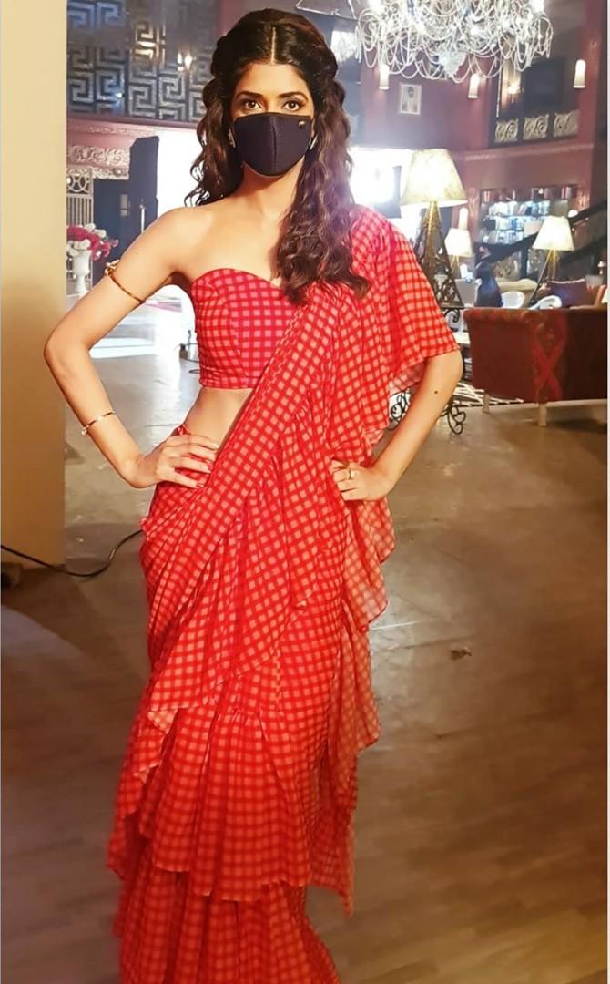 Aishwarya Sakhuja resumed the shoot for the show Yeh Hai Chahatein. Sharing a picture from the sets on her Instagram handle, she wrote, 