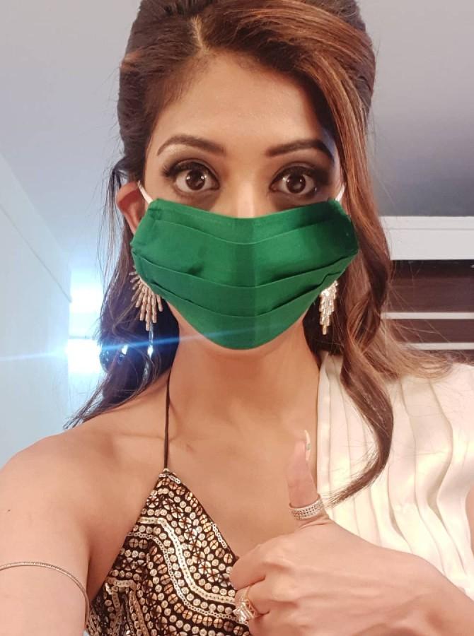 The Itna Karo Na Mujhe Pyar actress has been regularly cautioning her fans to take the coronavirus threat seriously. The government might have eased travel restrictions but she asked her fans are taking extreme precautions, to take preventive measures and abide the social distancing norms during travelling by wearing masks and gloves. 