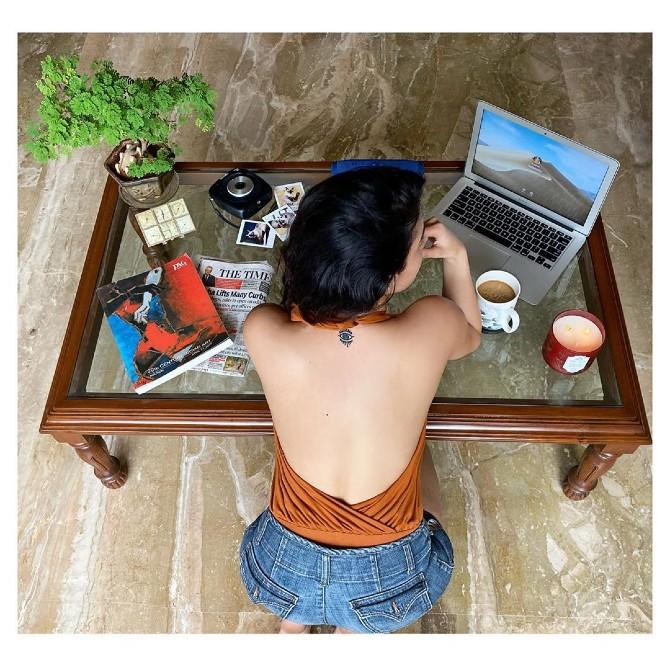 The Issaq actress also gave a glimpse of how she is trying to work from home due to coronavirus lockdown. 