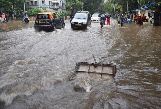 Mumbai and its surrounding areas have been receiving heavy spells of downpour since Wednesday night. According to the India Meteorological Department (IMD), heavy rainfall will conitnue in the city on Thursday.