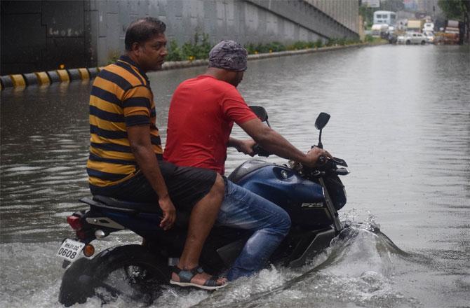 Taking to Twitter, Hosalikar said that Mumbai and its surrounding areas have recorded light to moderate rains in the last 3 hours. He further said that moderate to heavy rainfall is expected today. He also said that a nowcast of intense rains for Mumbai is still on.