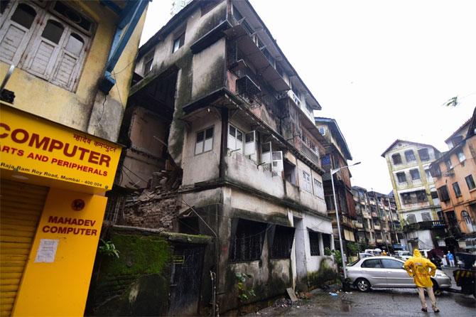 A part of a building collapsed in Grant Road. In a similar incident, a portion of a three-storey residential building, classified as 'very dangerous', collapsed in Thane district after heavy overnight rains. No casualty was reported.