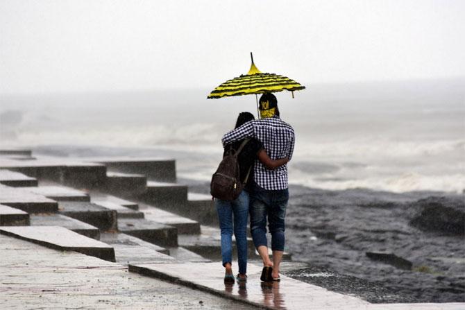 In photo: A young couple enjoys the weather at Bandstand promenade in Bandra.