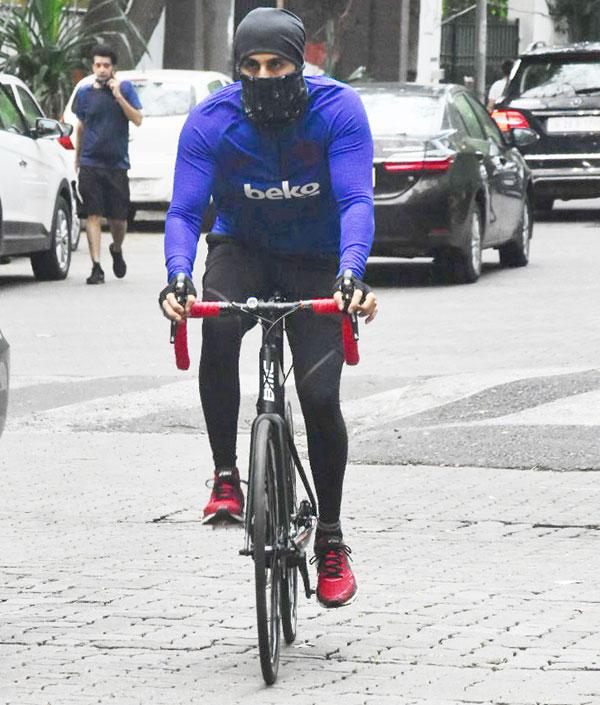 Although, restrictions have been lifted in several things other than essentials post the lockdown was raised in Mumbai, gyms are still not allowed to operate. Bollywood celebs are finding different ways to stay fit, among those cycling is something a lot of celebs have taken up as part of their daily workout routine. Ranbir Kapoor was recently clicked out cycling in the Mumbai suburbs, near his residence in Juhu. All pictures/Yogen Shah and Pallav Pailwal