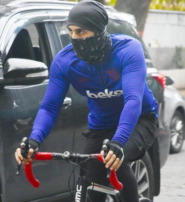 Ranbir Kapoor dressed blue jersey, black shorts with a face mask and black beanie looked all set to cycle around the subrubs unnoticed. On the work front, Ranbir has interesting movies lined up, Brahmastra, Shamshera, among others.
