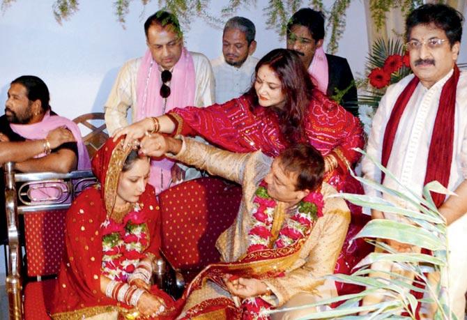 After a 2-year courtship, Maanayata and Sanjay officiated their love by tying the knot. The wedding happened in 2008 at Sanju's close buddy Pradeep Sinha's Versova home at Badrinath Towers - a hush-hush event that took the industry by surprise. 