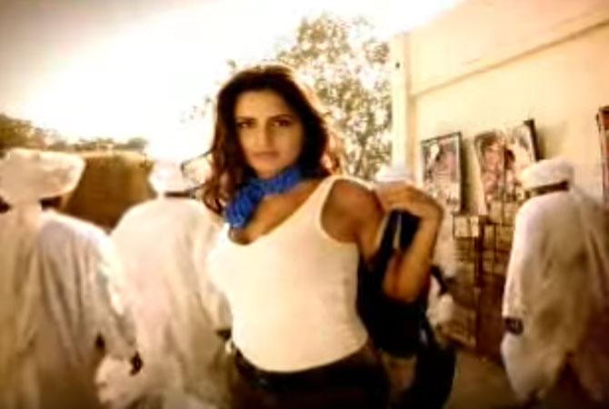 Did you know Katrina Kaif featured in a Fevicol advertisement? Yes, the actress endorsed Fevicol long before Kareena Kapoor Khan did it in the 'Fevicol Se' song from 'Dabangg 2'. Actor Virendra Saxena featured in the ad along with Katrina Kaif. The actress did this commercial even before she entered Bollywood.
