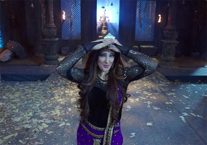 Rakshanda Khan was part of Naagin 3 as Sumitra, a 'naagin', 'Naagrani' of Nidhog clan. She gets killed by Naagrani Shravani who was blessed with more powers.