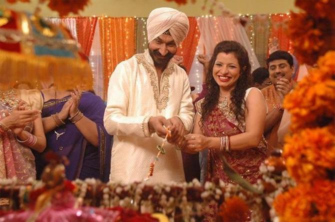Roshan Singh Harjeet Singh Sodhi and wife Roshan: Now here's an interesting fact about Roshan Singh Sodhi's real life! Roshan's real name is Gurucharan Singh and in the show, his son's on-screen name is his real-life name, Gurucharan Singh Sodhi (Gogi). Balwinder Singh Suri replaced Gurucharan Singh as Sodhi in 2020. Actress Jennifer Mistry, best know as Roshan Bhabhi, has been seen in the famous TV show Naagin in 2015! On the film front, Jennifer has had brief roles in films such as Akshay Kumar's Airlift (2016), Krazzy 4 (2008) and Shahid Kapoor's Luck by Chance (2009). She was replaced by actress Dilkhush Reporter between 2013 to 2016. However, Jennifer was back and is very much part of the show ever since
