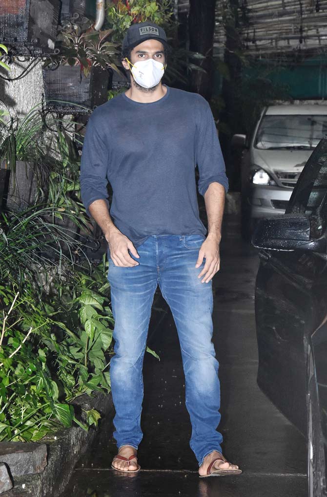 Aditya Roy Kapur was seen wearing a grey t-shirt, paired with basic denim and slippers.
