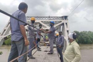 CR maintains overhead wires, removes muck during mega block
