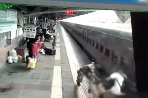 Passenger saved from slipping into platform gap at Kalyan station