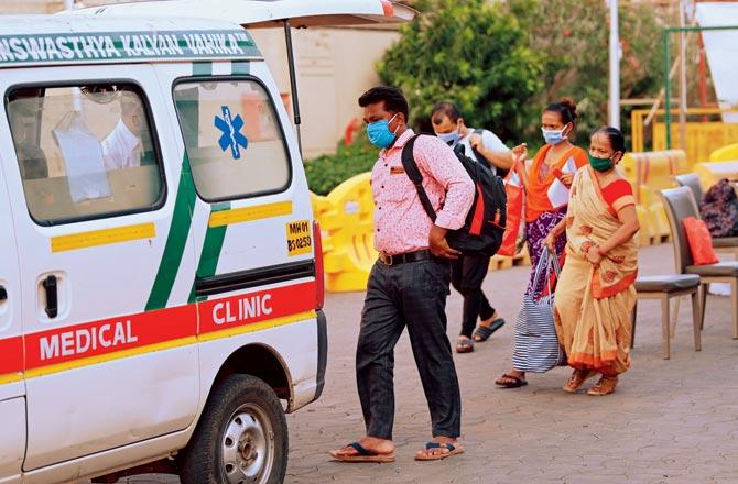 Recovered patients leave NSCI COVID Care Cente. Pic/Bipin Kokate