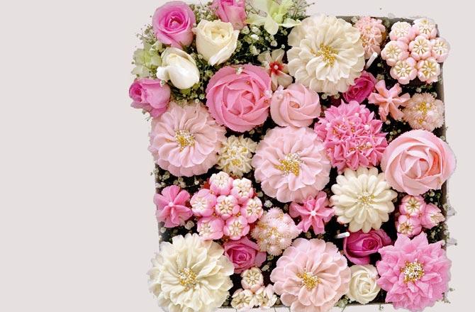 You can group the cupcakes together to make a flower bouquet