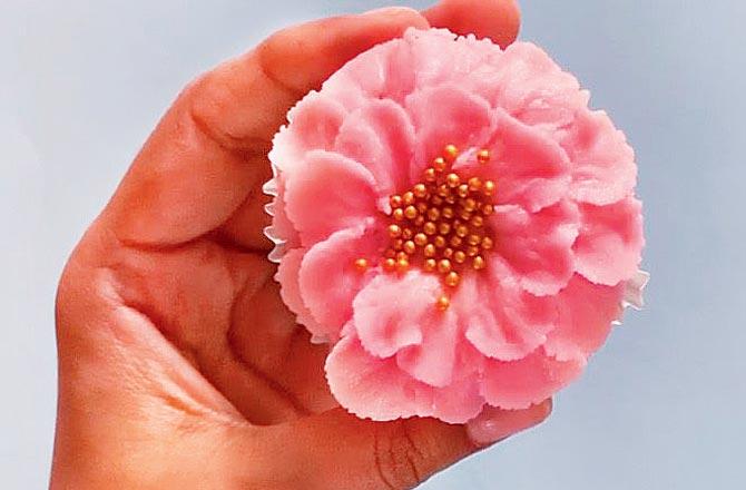 You can group the cupcakes together to make a flower bouquet