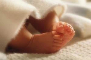 Denied admission by 3 hospitals, woman gives birth in auto, baby dies