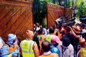 Mumbai: BMC seal Bachchans' home; 10,000 chant for their recovery