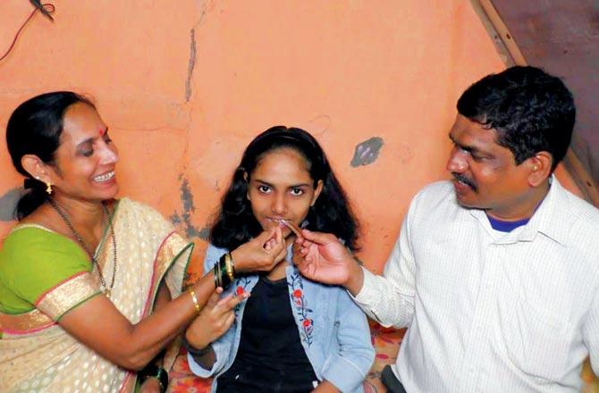 Bhagyashree with her parents