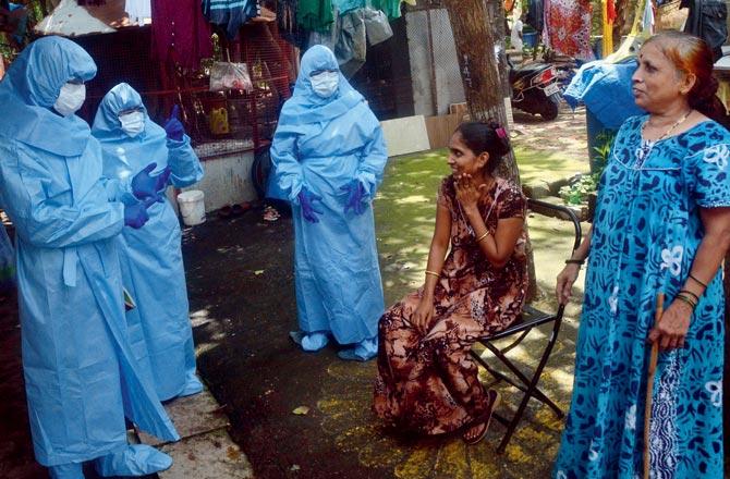 BMC health workers spread awareness on the use of facemasks at Ghatkopar East on Monday. Pic/Sayyed Sameer Abedi