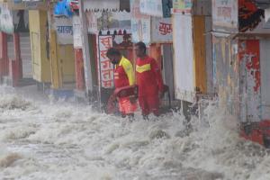 High tide warning today as heavy downpour throws Mumbai out of gear