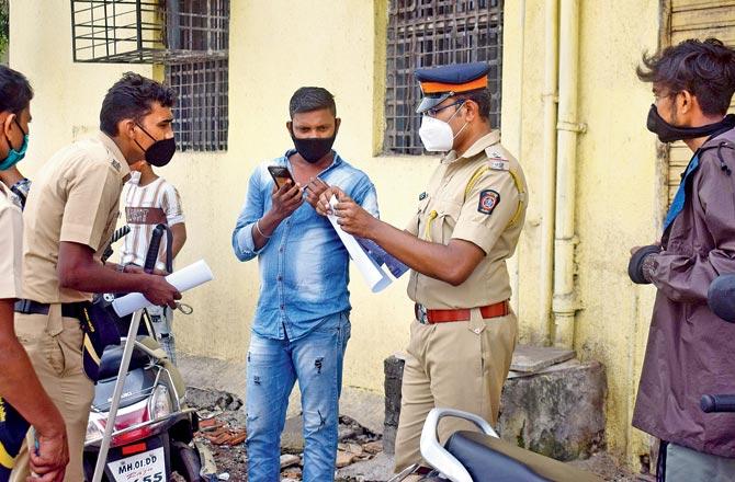 Police nakabandi in Mahim. Pic/Ashish Raje