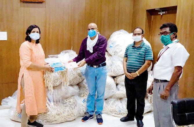 Dr Sheetal Amte-Karajgi donates masks to government officials