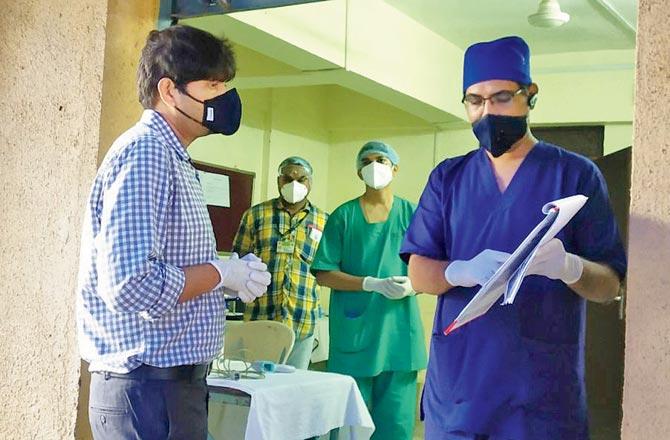 NMMC chief Abhijit Bangar speaks to a medic at a COVID centre
