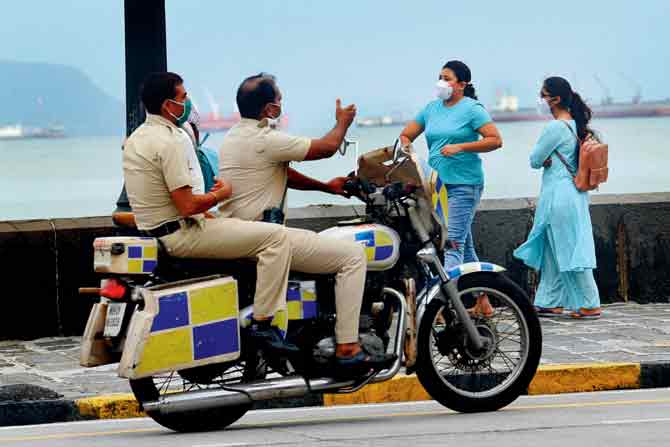 Cops tell people to move out from the Gateway of India area. PIC/BIPIN KOKATE