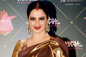 Poster declaring Rekha's residence as containment zone removed by BMC