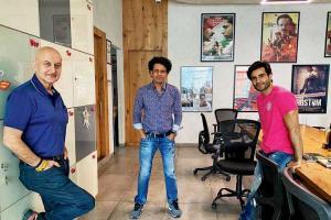 Anupam Kher, Manoj Bajpayee and Karan Tacker keep a safe distance
