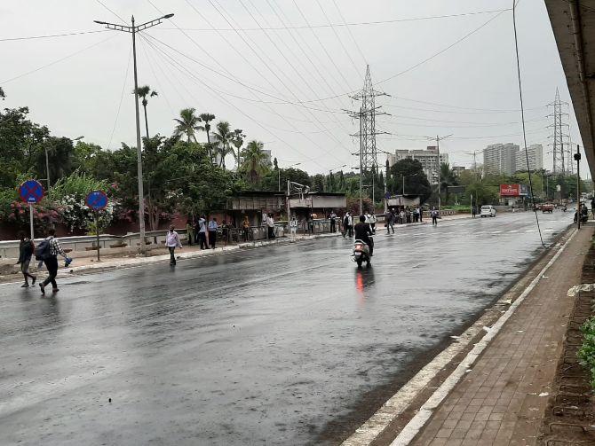 In its forecast, the Indian Meteorological Department (IMD) said that Mumbai along with Thane and Palghar will experience rain and thunder showers from June 1 to June 4. The weather agency also said that there is a possibility of heavy to very heavy rain taking place in several parts of Mumbai and Thane on June 3 and June 4.