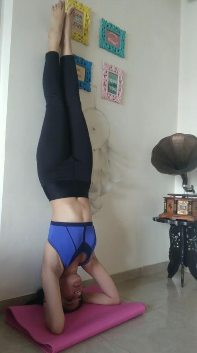 Bisht's quarantine period does not stop her from staying fit and working out regularly. Taking to Instagram, she uploaded her picture from her morning workout session with a twist. The actress tried her hands on 