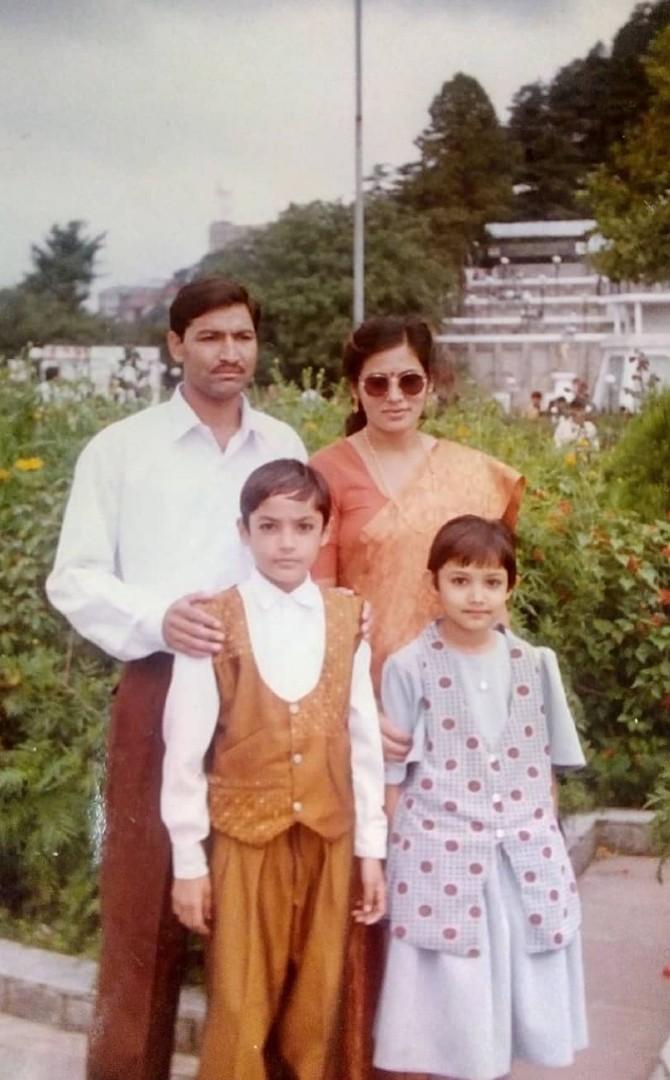 Donal Bisht is also reminiscing her childhood during her lockdown period by sharing some cute and adorable throwback pictures. She shared this childhood picture of hers with her parents and wrote, 