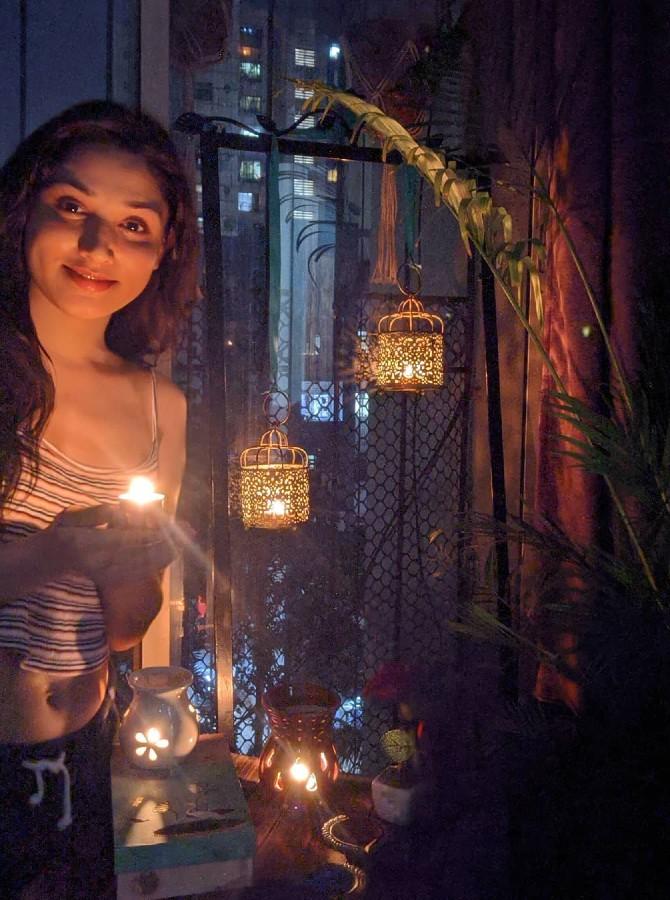 Donal Bisht also participated in Prime Minister Narendra Modi's call to applaud the healthcare workers fighting the coronavirus pandemic by lighting diyas in the balcony. Sharing a picture of herself saluting the healthcare workers, she wrote, 