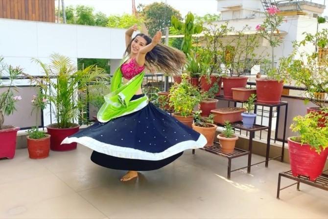 Heli Daruwala, who is best known for her role in Naagin is making the most of her life during the coronavirus lockdown. She has been keeping her Instagram followers motivated with her dancing and spiritual posts. Sharing this stunning dance video of herself, she wrote, 