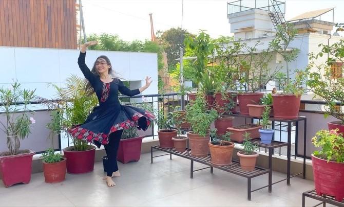The Love U Zindagi actress has been shaking her leg a lot! Not only this, but the actress has been giving all of us the inspiration to get up and get grooving! In this video, she can be seen performing Khatak. 