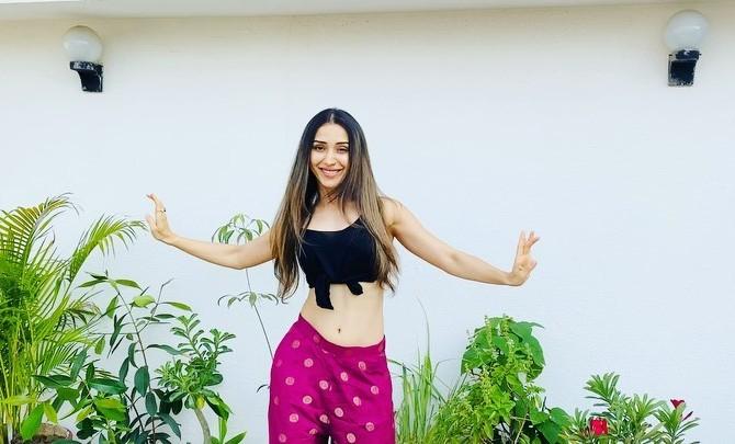 Daruwala is not only an expert in Khatak, but she is also good in modern forms of dancing like belly dance. Sharing this video of herself performing bellydance, she wrote, 