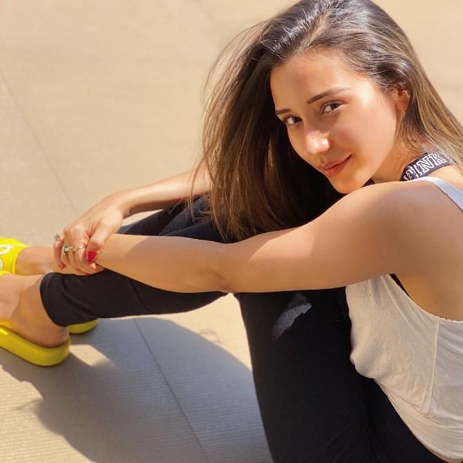 Apart from sharing dance videos, the actress is making the lockdown cheerful by sharing some adorable pictures of herself on her Instagram handle. Sharing a selfie on her Instagram handle, she wrote, 