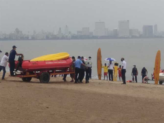 Similar arrangements have been set up within the Karwar Naval Area, Goa Naval Area as well as Gujarat Daman and Diu Naval Areas.
In picture: Fire brigade officials conduct a response drill at  Girgaum Chowpatty