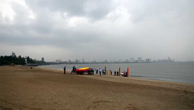 A control room set up at the Mantralaya would be operational round the clock, with the armed forces and navy, air force and the IMD instructed to coordinate accordingly, said the CMO.
In picture: Fire brigade officials conduct a response drill at  Girgaum Chowpatty