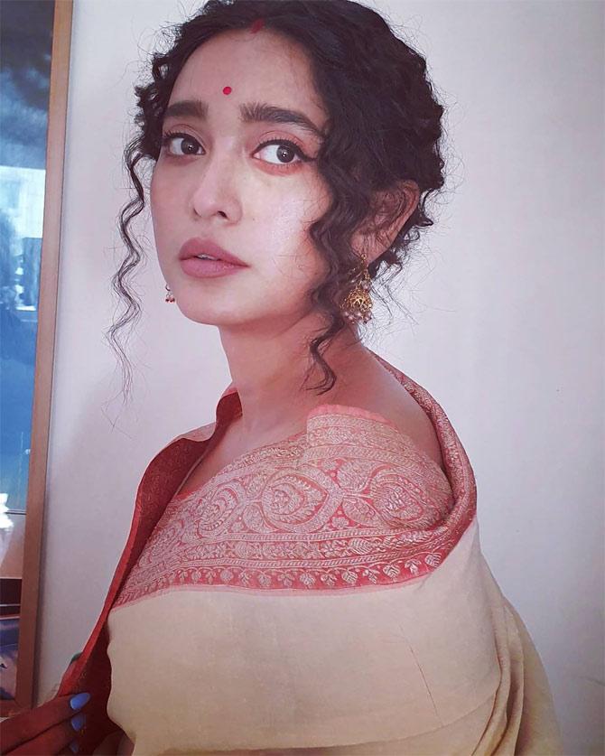 Sayani Gupta shared a throwback photo which highlighted one of her sweet work memories. Wearing a saree, red Bindi, and a vermilion, Sayani looked no less than a new bride. She wrote, 