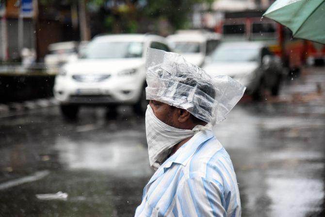 BMC chief Iqbal Singh Chahal visited Worli Seaface and Versova Beach to supervise the work being carried out in view of cyclone Nisarga. Mumbai Mayor Kishori Pednekar took stock of the preparations with Chief Fire Officer Prabhat Rahangdale at Girgaum beach. 