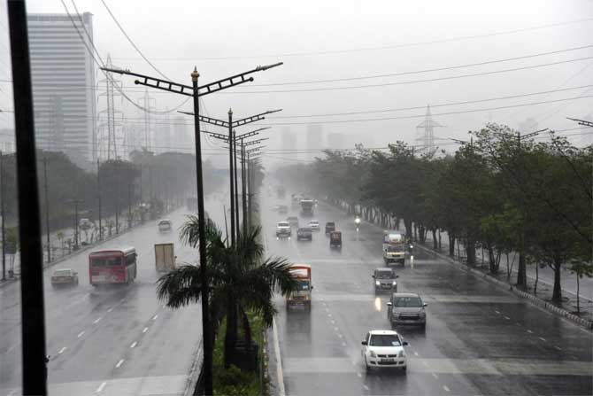 Maharashtra Chief Minister Uddhav Thackeray asked officials to complete panchnamas or inspection reports of losses due to the cyclone in Raigad district within two days.
In picture: Heavy rain pours on the Eastern Express Highway.